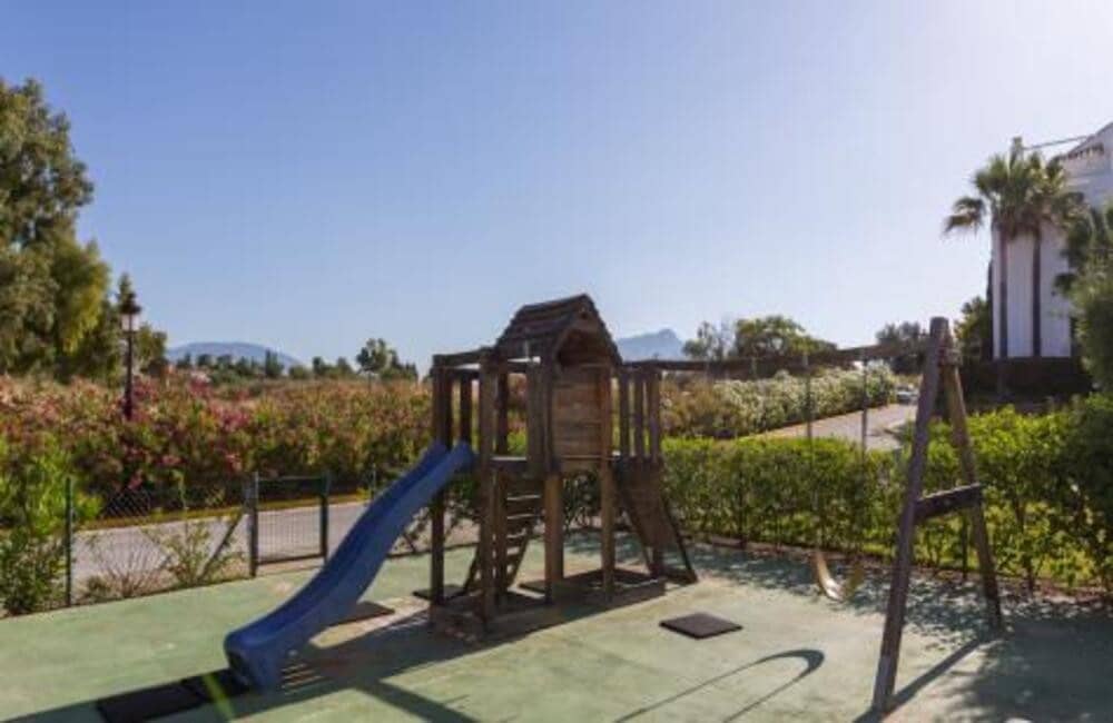 Ático de 3 habitaciones en Guadalmina en alquiler con piscina garaje - 2.650 € (Ref: 9689904)