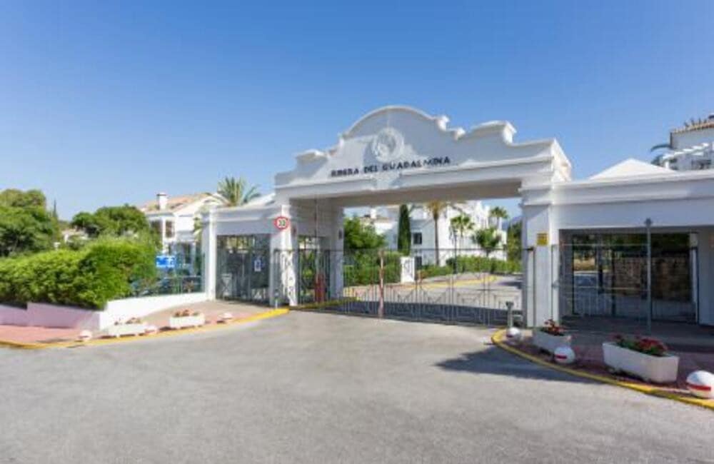 3 makuuhuone Kattohuoneisto vuokrattavana paikassa Guadalmina mukana uima-altaan 
autotalli - 2 500 € (Ref: 9689904)