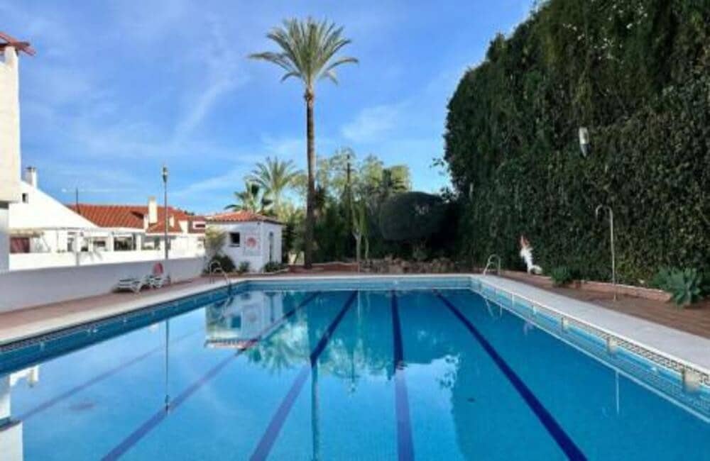 4 sypialnia Penthouse do wynajęcia w Marbella z basenem garażem - 5 000 € (Ref: 9689906)