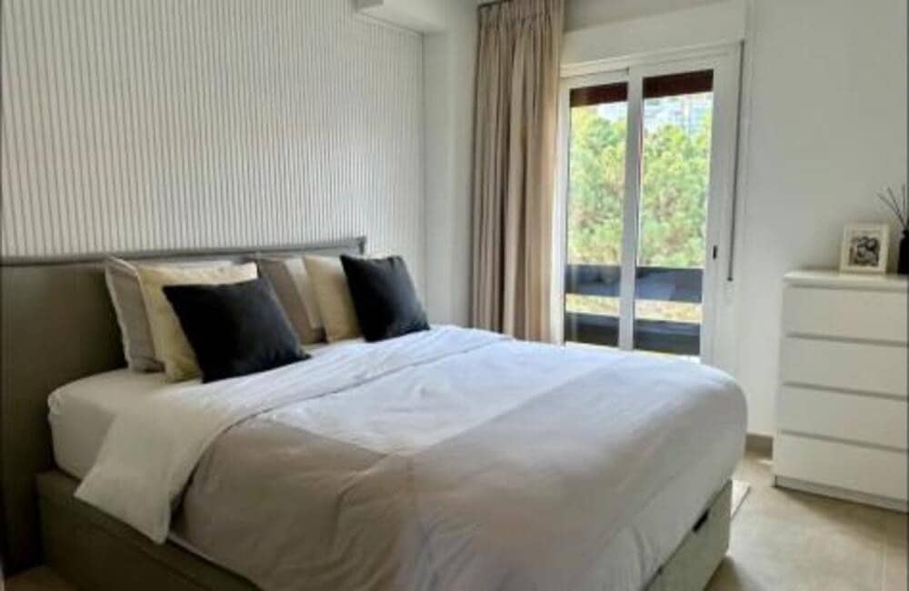 4 sypialnia Penthouse do wynajęcia w Marbella z basenem garażem - 5 000 € (Ref: 9689906)