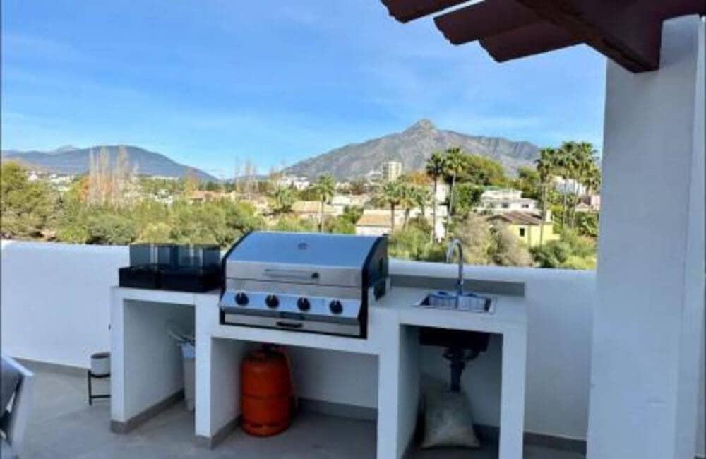 4 sypialnia Penthouse do wynajęcia w Marbella z basenem garażem - 5 000 € (Ref: 9689906)