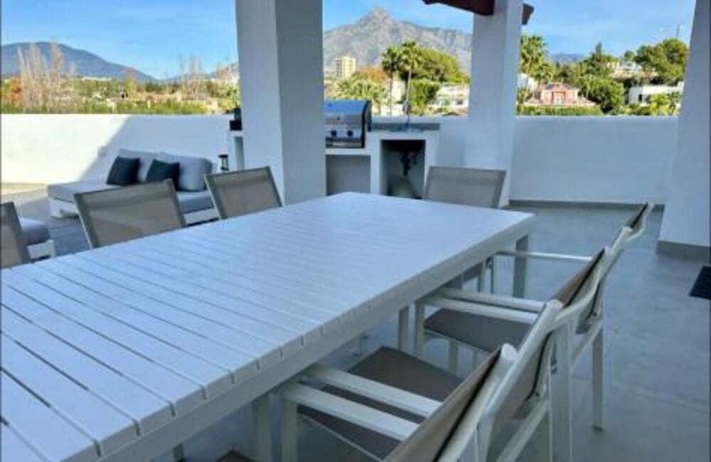 4 sypialnia Penthouse do wynajęcia w Marbella z basenem garażem - 5 000 € (Ref: 9689906)