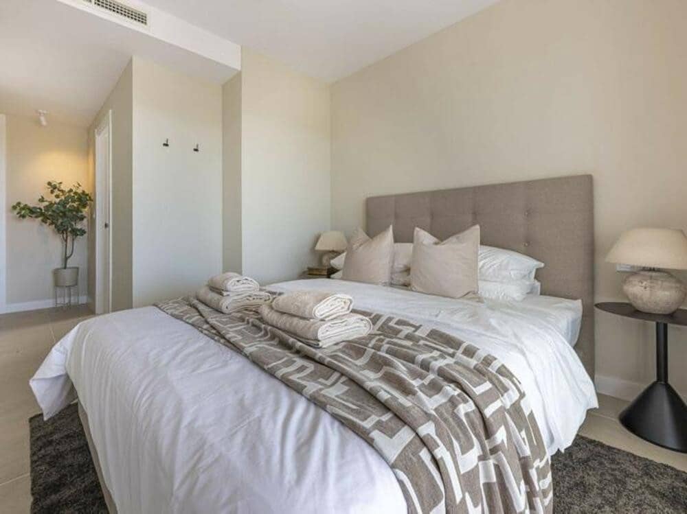 3 quarto Apartamento para arrendar em Estepona com piscina garagem - 2 500 € (Ref: 9694585)