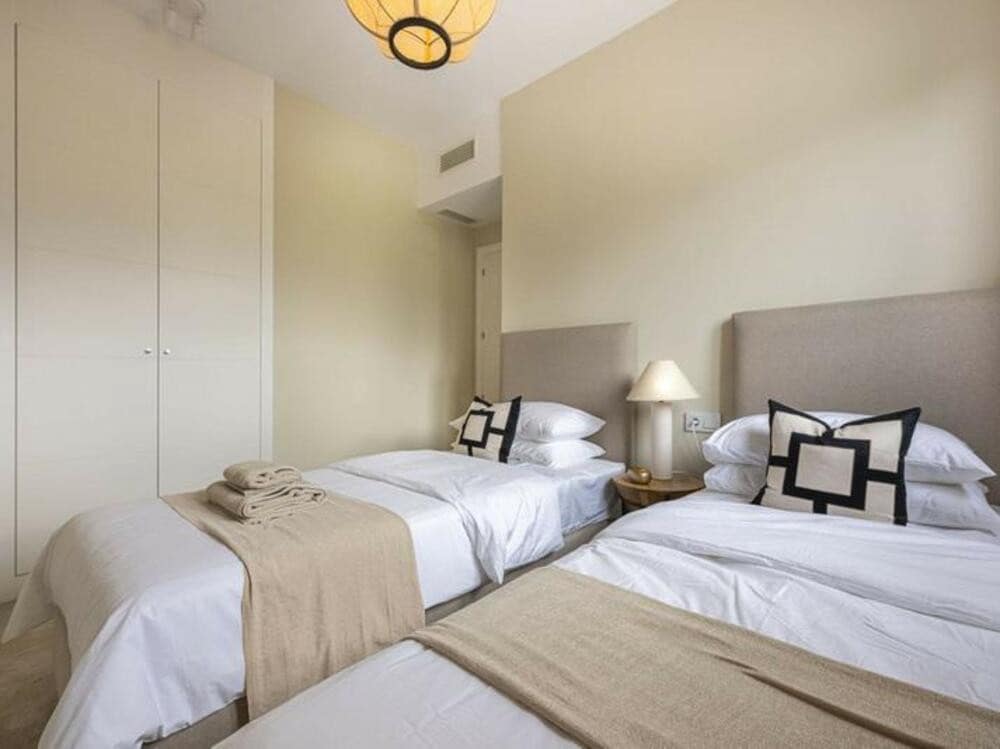 3 quarto Apartamento para arrendar em Estepona com piscina garagem - 2 500 € (Ref: 9694585)