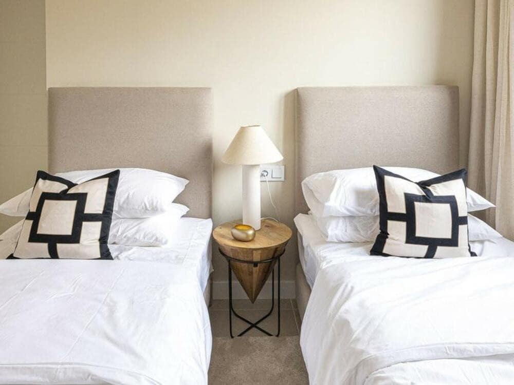 3 quarto Apartamento para arrendar em Estepona com piscina garagem - 2 500 € (Ref: 9694585)