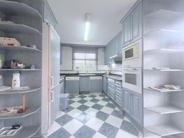 5 sovrum Semi-fristående Villa till salu i Cancelada, Estepona med pool - 695 000 € (Ref: 9694586)