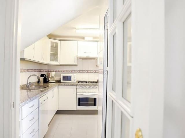 3 soveværelse Penthouse til leje i Guadalmina Baja, Marbella med swimmingpool garage - € 3.200 (Ref: 9694587)