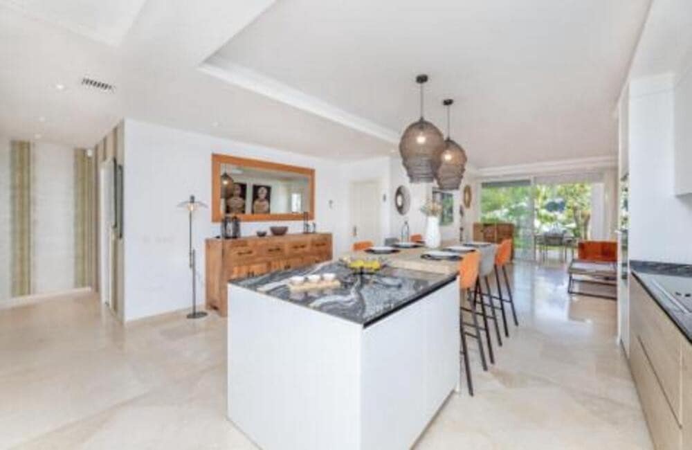 3 quarto Apartamento para arrendar em Marbella com piscina garagem - 4 500 € (Ref: 9700327)