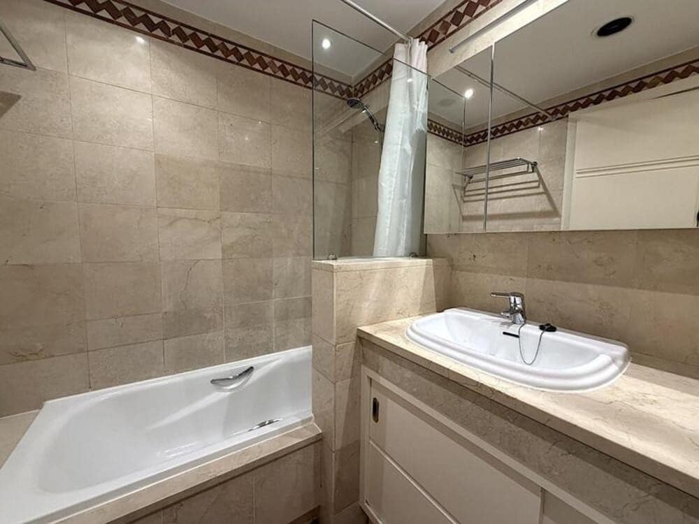 2 bedroom Apartment for rent in Marbella with pool garage - € 2,200 (Ref: 9700329)