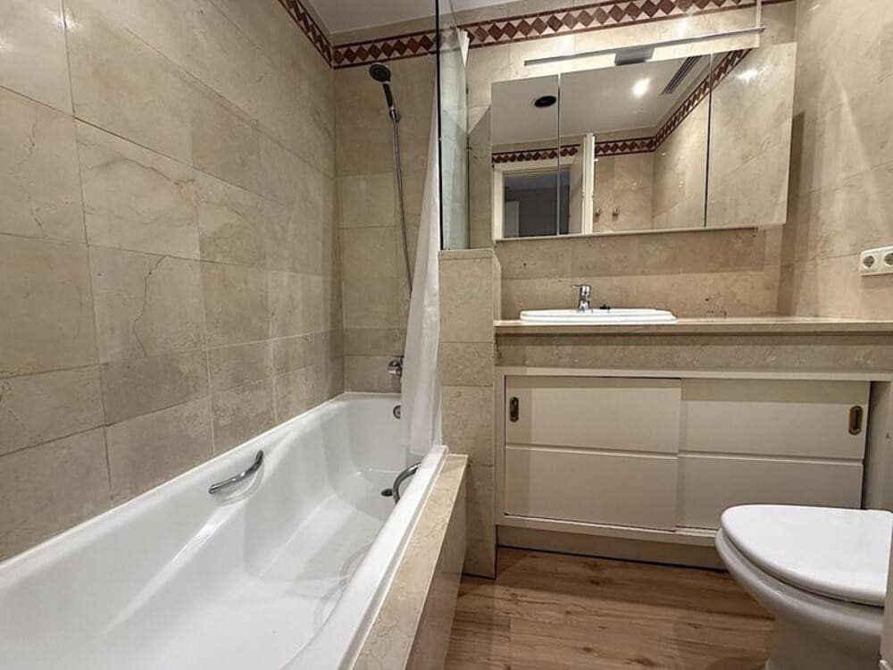 2 bedroom Apartment for rent in Marbella with pool garage - € 2,200 (Ref: 9700329)