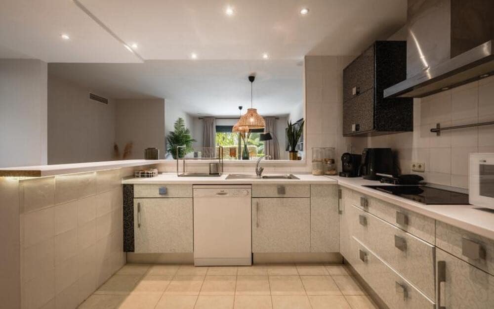 2 Zimmer Apartment zu vermieten in San Pedro de Alcantara mit Pool Garage - 2.500 € (Ref: 9714361)