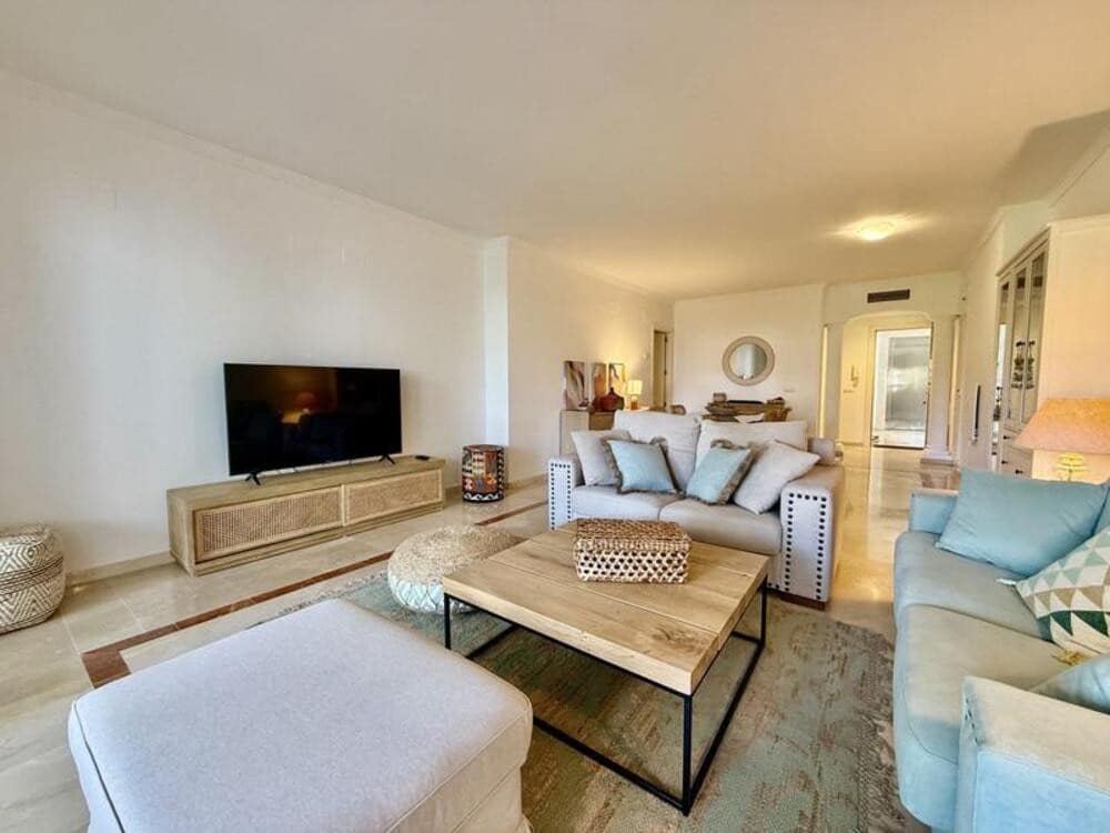 2 bedroom Apartment for rent in Marbella with pool garage - € 2,950 (Ref: 9714362)