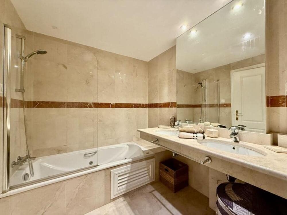 2 bedroom Apartment for rent in Marbella with pool garage - € 2,950 (Ref: 9714362)