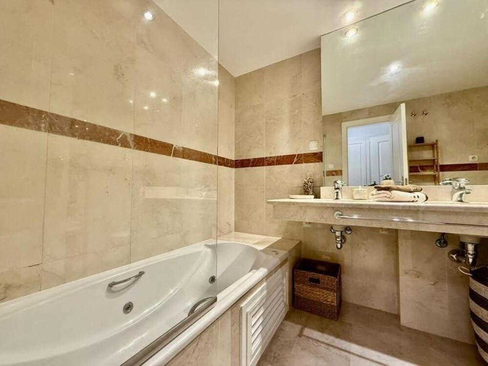 2 bedroom Apartment for rent in Marbella with pool garage - € 2,950 (Ref: 9714362)