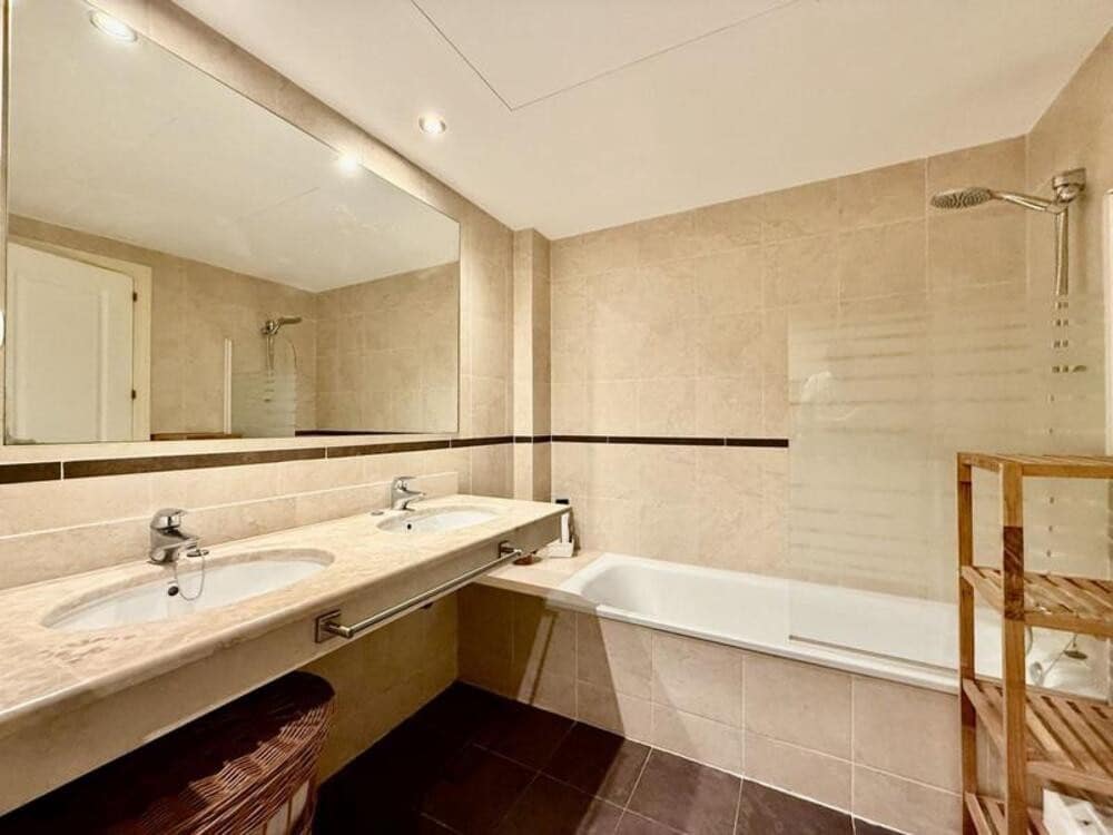 2 bedroom Apartment for rent in Marbella with pool garage - € 2,950 (Ref: 9714362)