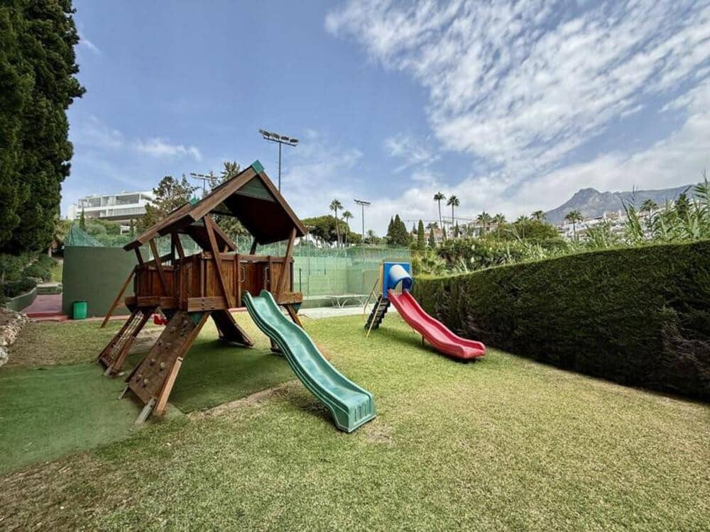 2 bedroom Apartment for rent in Marbella with pool garage - € 2,950 (Ref: 9714362)