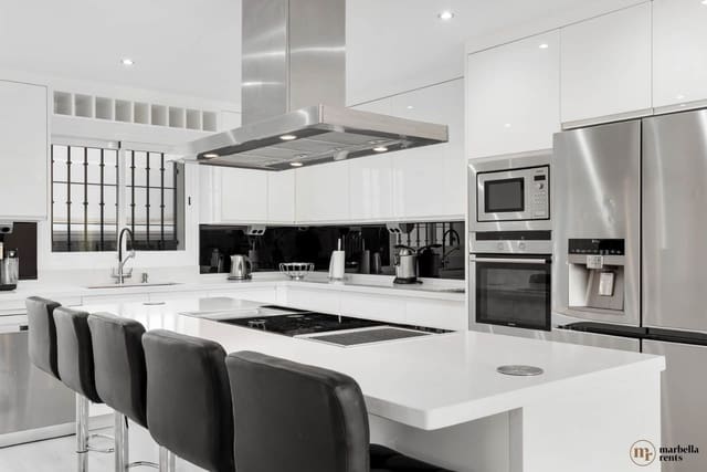 6 quarto Moradia Geminada para venda em Cabopino - Artola, Marbella com piscina garagem - 1 200 000 € (Ref: 9719334)