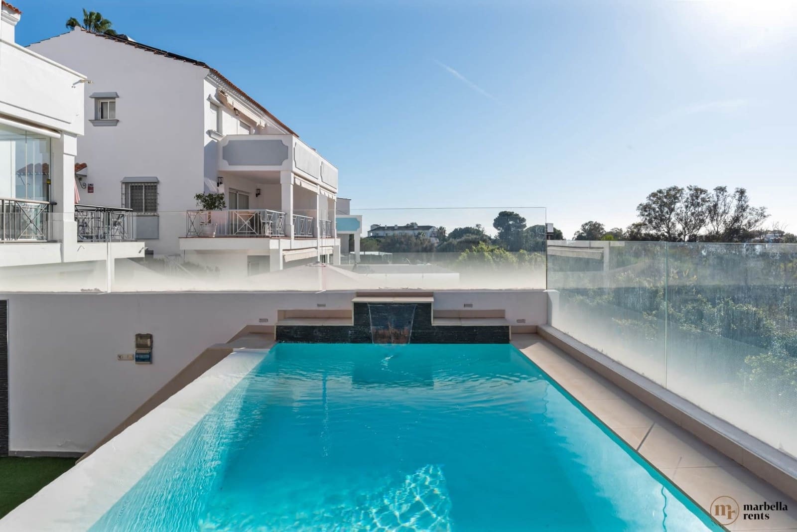 6 Zimmer Doppelhaus zu verkaufen in Marbella mit Pool Garage - 1.200.000 € (Ref: 9719334)