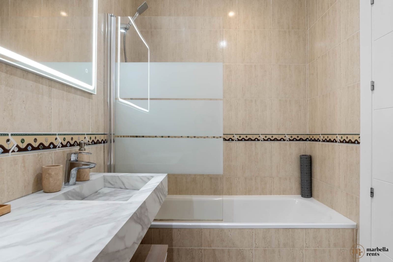 6 Zimmer Doppelhaus zu verkaufen in Marbella mit Pool Garage - 1.200.000 € (Ref: 9719334)