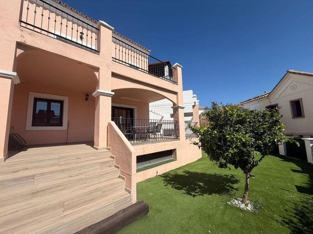 4 bedroom Townhouse for rent in El Paraiso with pool garage - € 3,950 (Ref: 9726227)