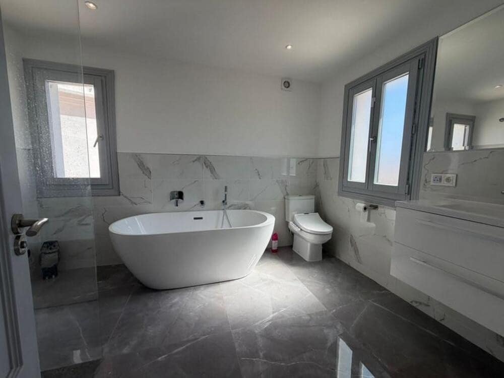 4 bedroom Townhouse for rent in El Paraiso with pool garage - € 3,950 (Ref: 9726227)