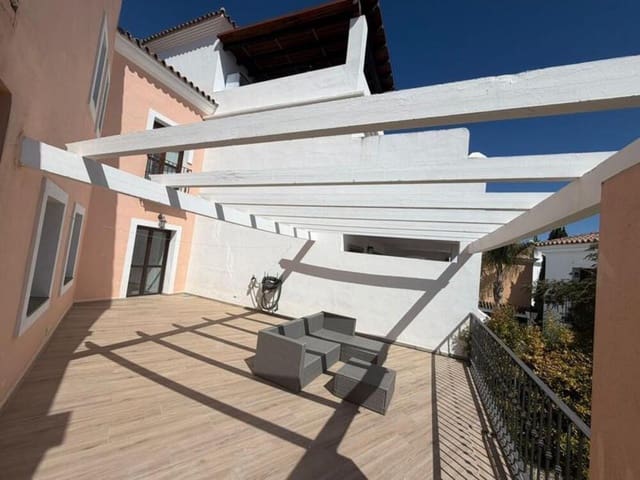 4 quarto Casa em Banda para arrendar em El Paraiso, Estepona com piscina garagem - 3 950 € (Ref: 9726227)