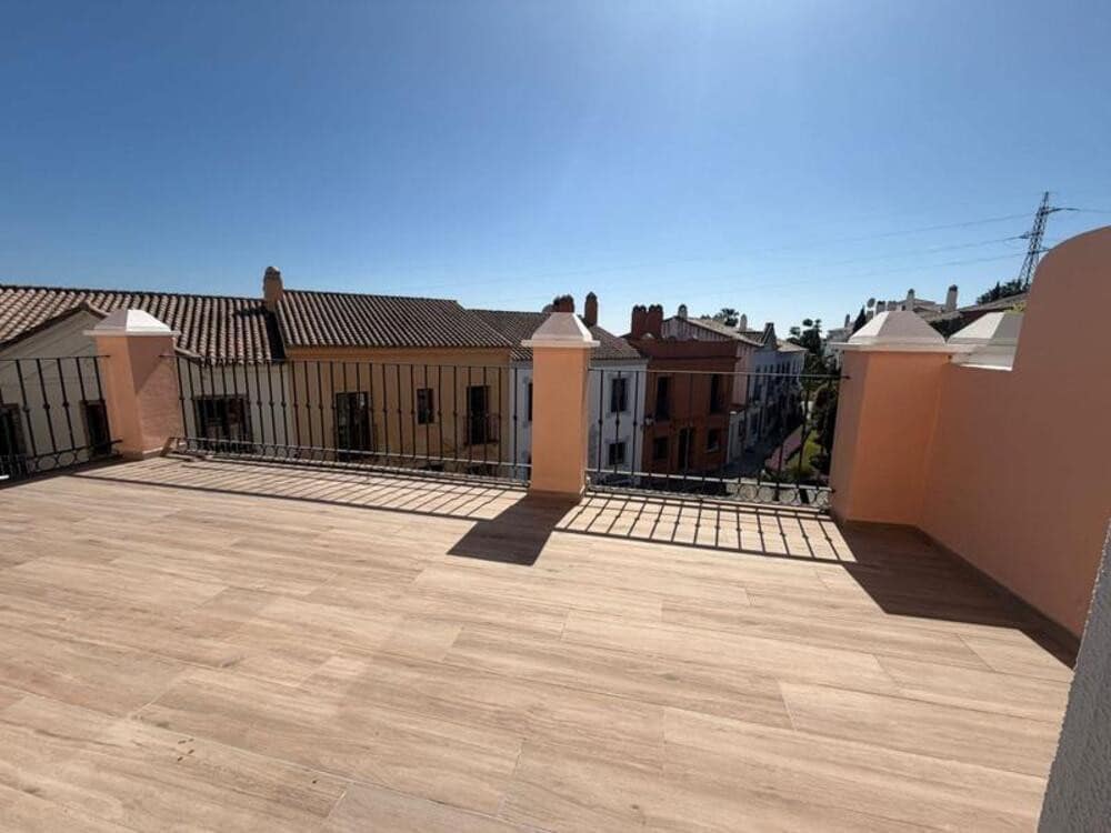 4 bedroom Townhouse for rent in El Paraiso with pool garage - € 3,950 (Ref: 9726227)