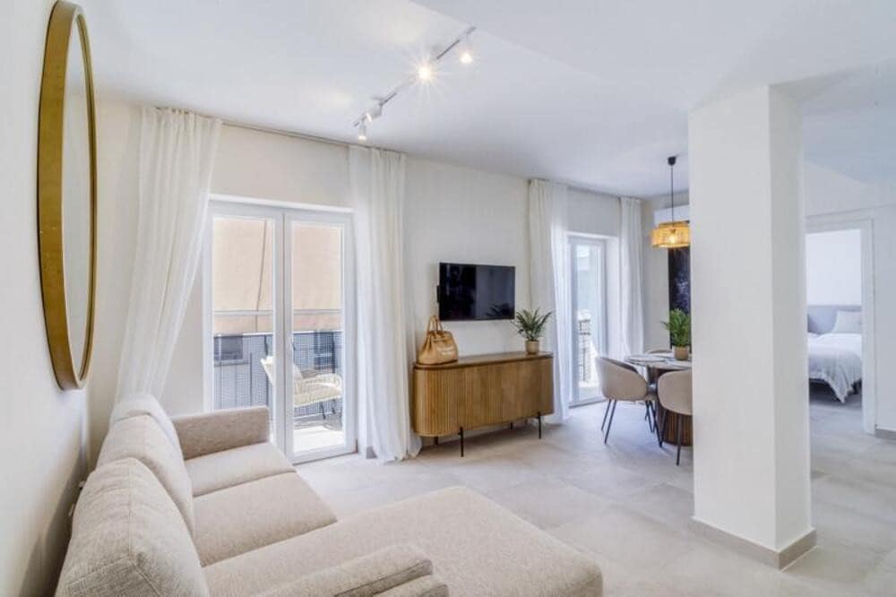 3 bedroom Apartment for rent in Estepona - € 1,850 (Ref: 9726233)