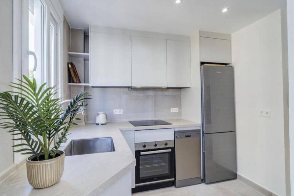 3 bedroom Apartment for rent in Estepona - € 1,850 (Ref: 9726233)