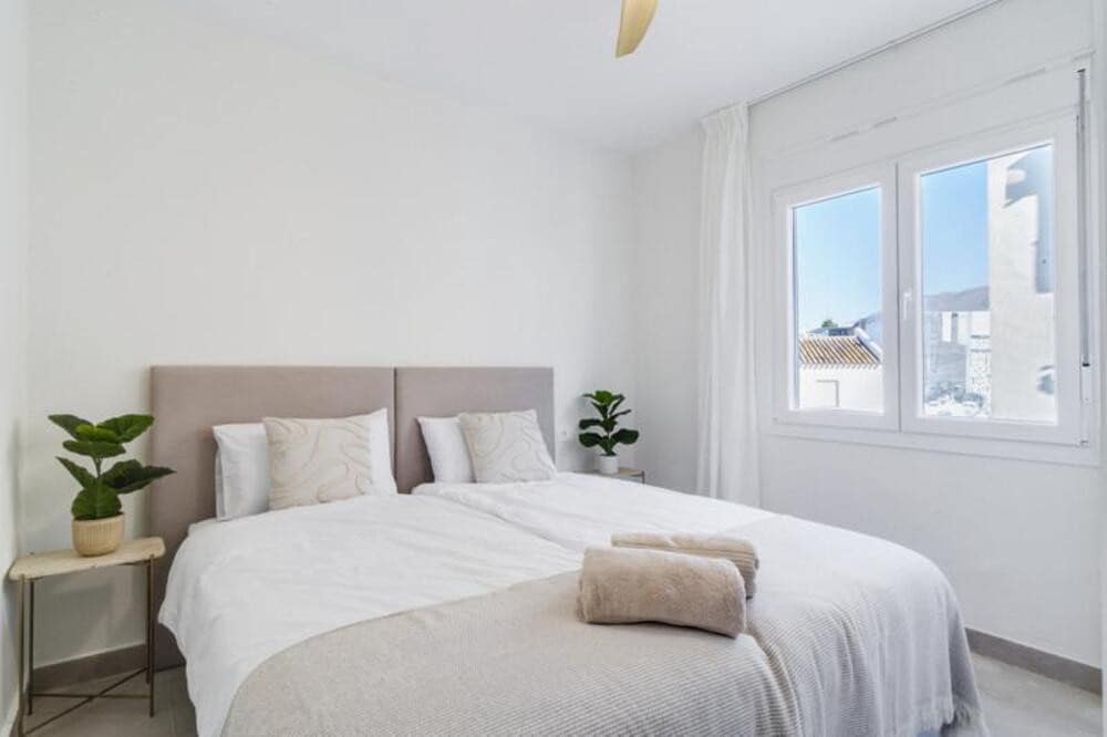 3 bedroom Apartment for rent in Estepona - € 1,850 (Ref: 9726233)