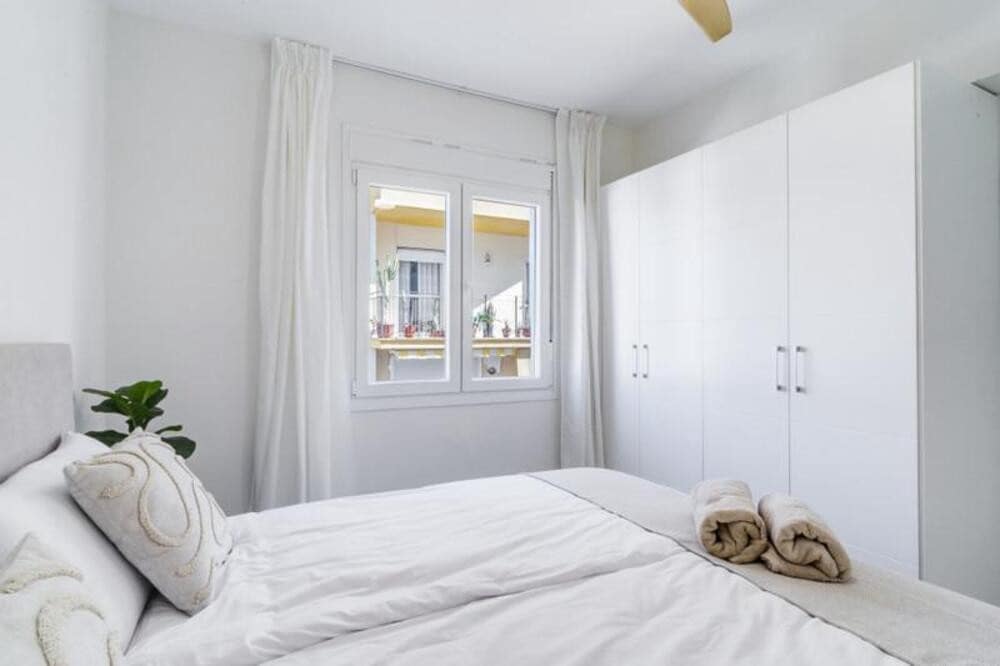 3 bedroom Apartment for rent in Estepona - € 1,850 (Ref: 9726233)