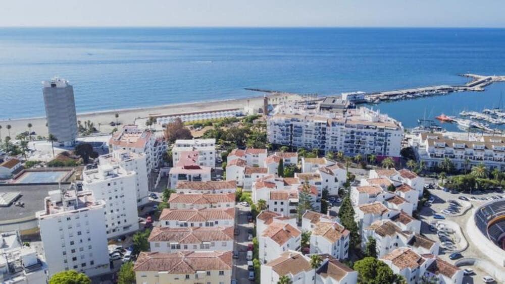 3 bedroom Apartment for rent in Estepona - € 1,850 (Ref: 9726233)