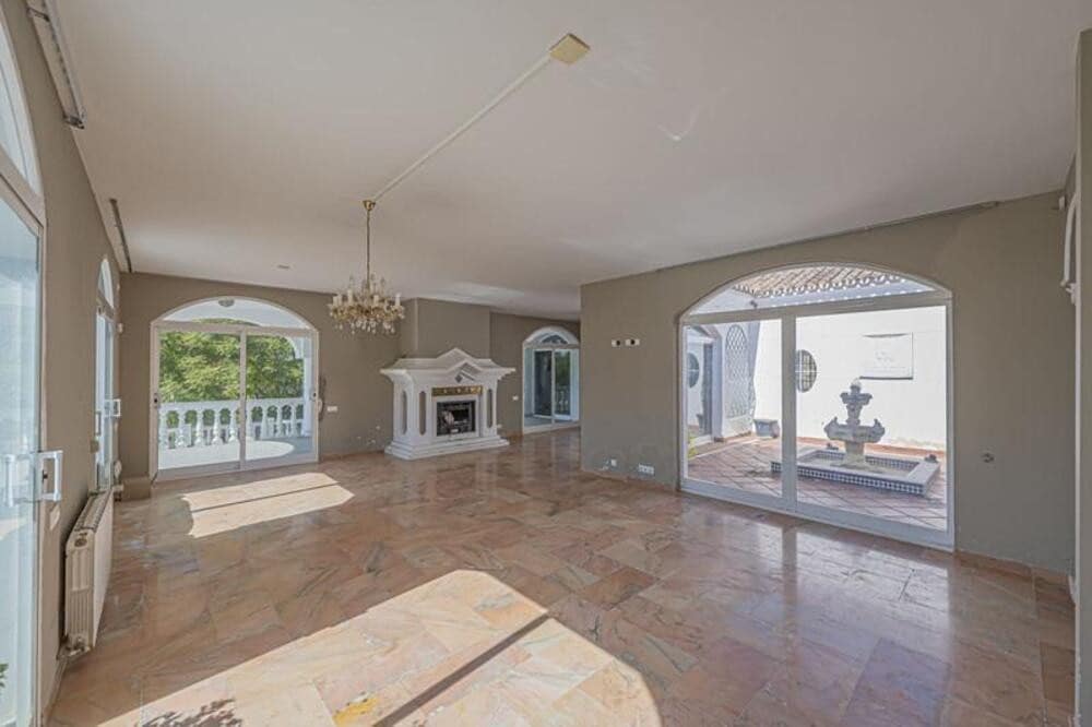 4 soverom Villa til salgs i El Paraiso med svømmebasseng garasje - € 1 700 000 (Ref: 9731614)
