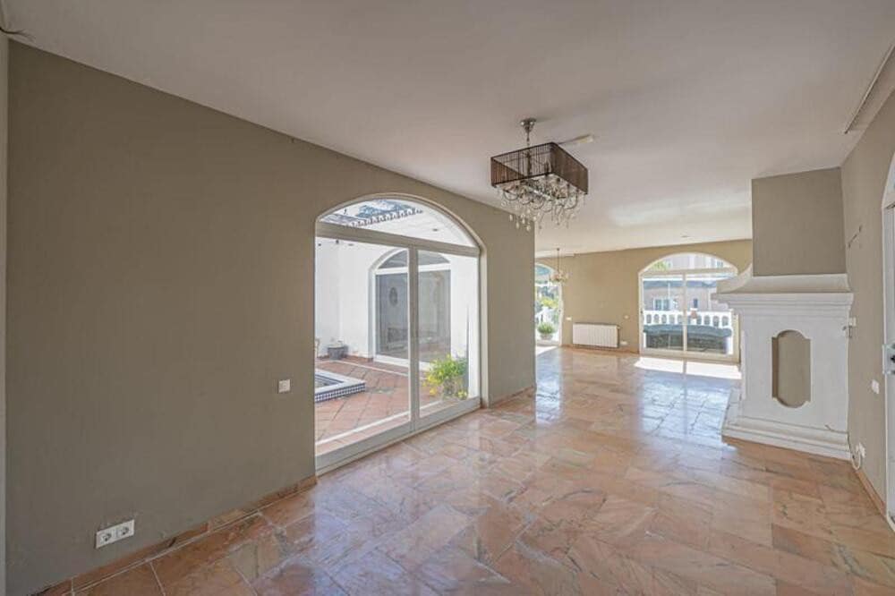4 soverom Villa til salgs i El Paraiso med svømmebasseng garasje - € 1 700 000 (Ref: 9731614)