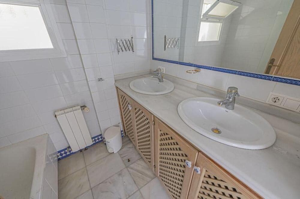 4 soverom Villa til salgs i El Paraiso med svømmebasseng garasje - € 1 700 000 (Ref: 9731614)