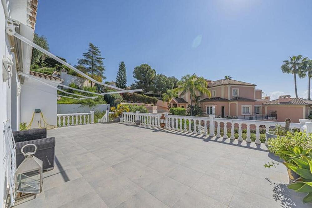 4 soverom Villa til salgs i El Paraiso med svømmebasseng garasje - € 1 700 000 (Ref: 9731614)