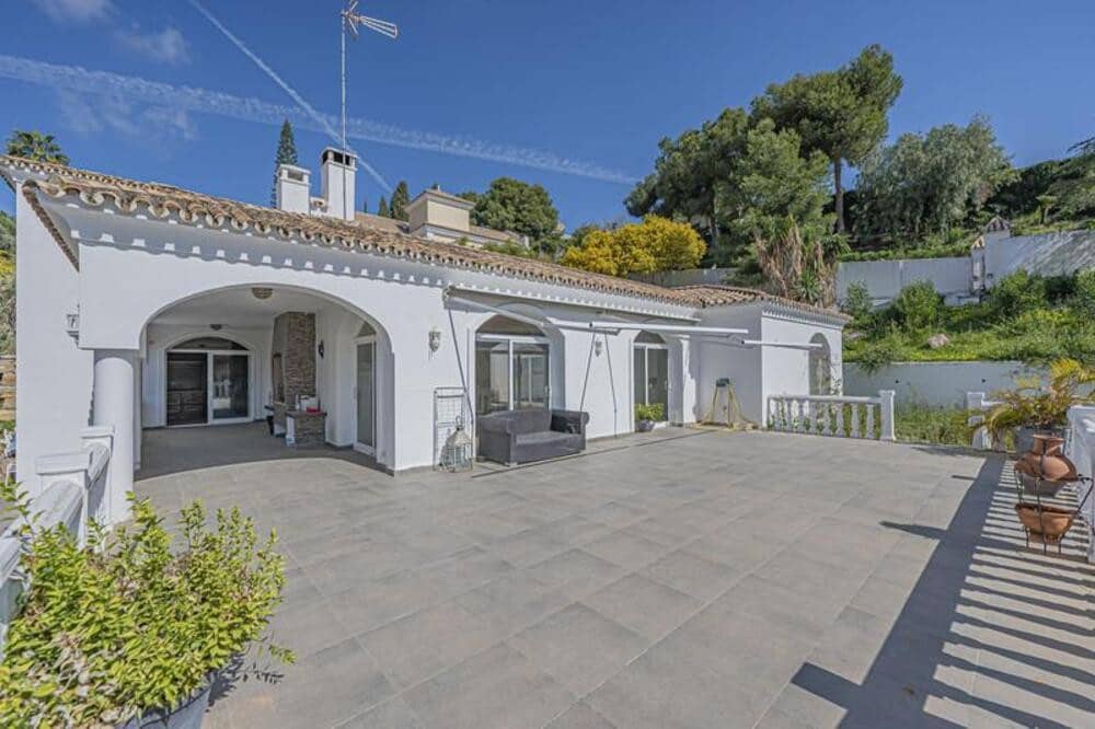4 soverom Villa til salgs i El Paraiso med svømmebasseng garasje - € 1 700 000 (Ref: 9731614)