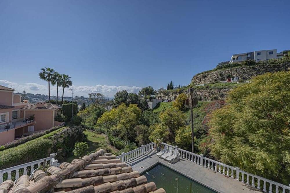 4 soverom Villa til salgs i El Paraiso med svømmebasseng garasje - € 1 700 000 (Ref: 9731614)