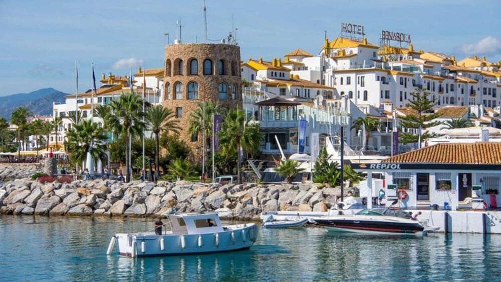 2 bedroom Apartment for rent in Puerto Banus with garage - € 2,100 (Ref: 9737863)