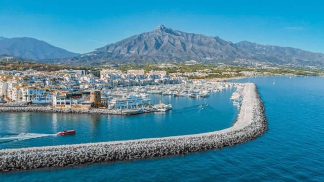 2 quarto Apartamento para arrendar em Puerto Banus, Marbella com garagem - 2 100 € (Ref: 9737863)