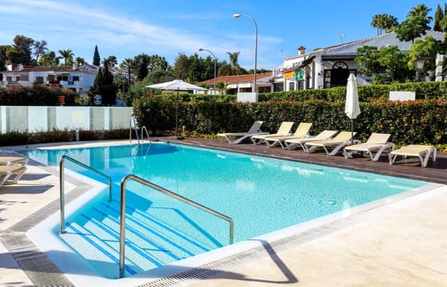 2 soverom Leilighet til leie i Nueva Andalucía Centro, Marbella med svømmebasseng garasje - € 3 300 (Ref: 9737865)