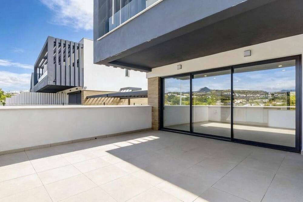 3 sovrum Semi-fristående Villa till salu i El Paraiso med pool garage - 745 000 € (Ref: 9747535)