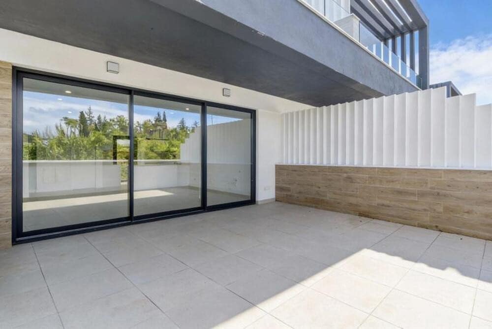 3 sovrum Semi-fristående Villa till salu i El Paraiso med pool garage - 745 000 € (Ref: 9747535)