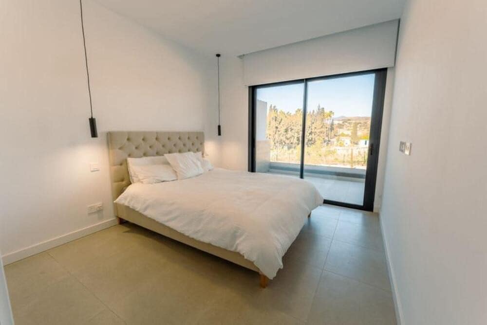 3 sovrum Semi-fristående Villa till salu i El Paraiso med pool garage - 745 000 € (Ref: 9747535)