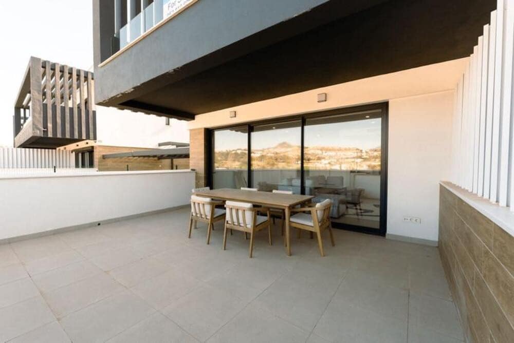 3 sovrum Semi-fristående Villa till salu i El Paraiso med pool garage - 745 000 € (Ref: 9747535)