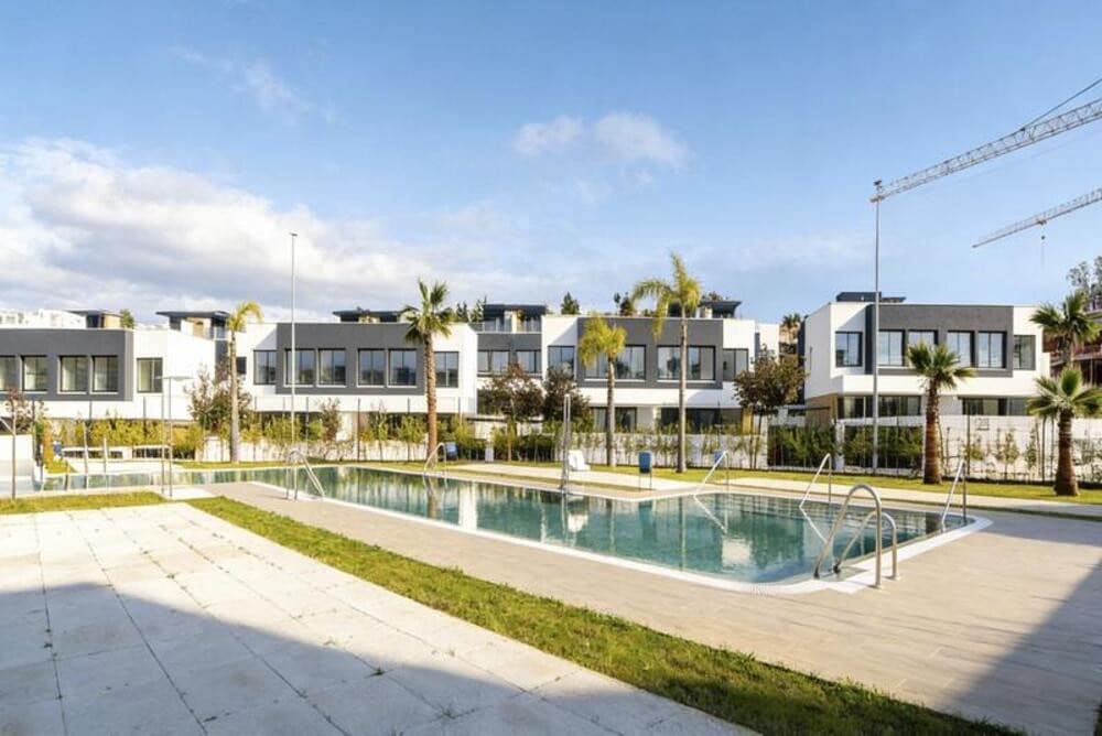 3 sovrum Semi-fristående Villa till salu i El Paraiso med pool garage - 745 000 € (Ref: 9747535)