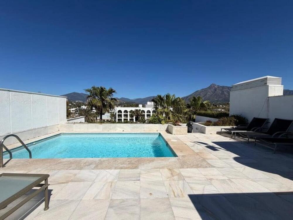 3 Zimmer Penthouse zu vermieten in Marbella mit Pool Garage - 14.000 € (Ref: 9747539)