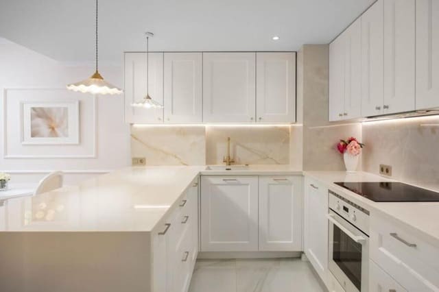 2 sypialnia Apartament do wynajęcia w Puerto Banus, Marbella z basenem garażem - 2 800 € (Ref: 9747540)