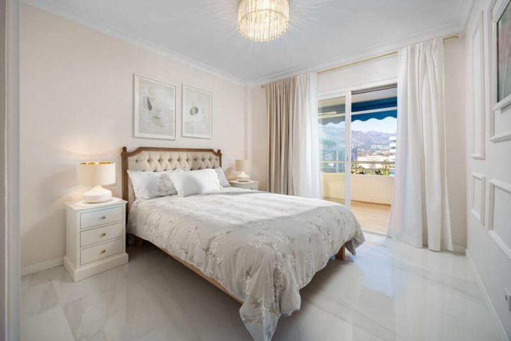 2 bedroom Apartment for rent in Marbella with pool garage - € 2,800 (Ref: 9747540)