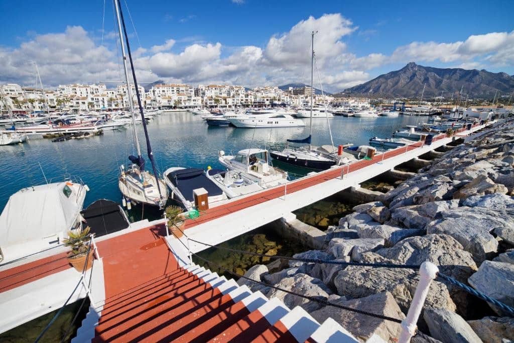 2 sypialnia Apartament na sprzedaż w Marbella z basenem garażem - 1 100 000 € (Ref: 9751549)